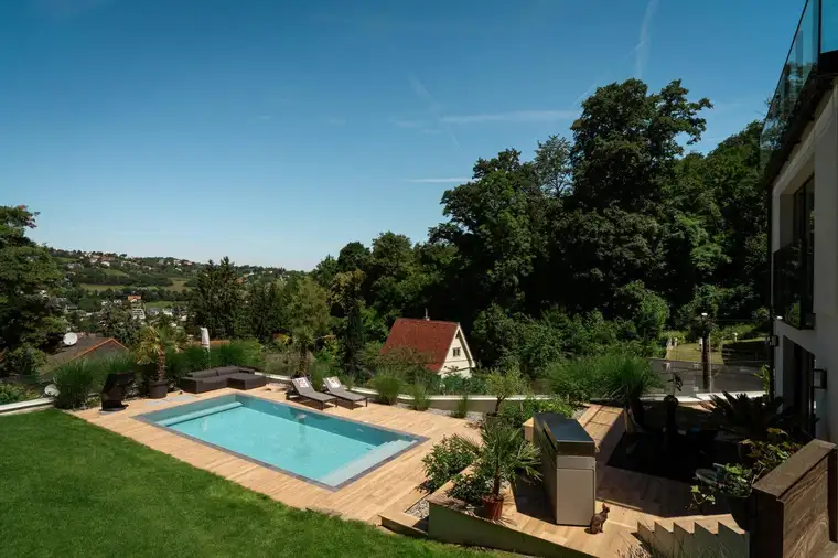 Elevated Living: VILLA MIT SALZWASSERPOOL, AUFZUG &amp; HERRLICHEM AUSBLICK