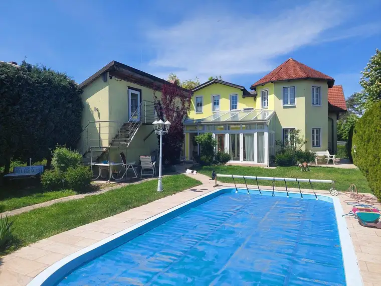 Schönes Wohnhaus mit Pool in Aussichtslage