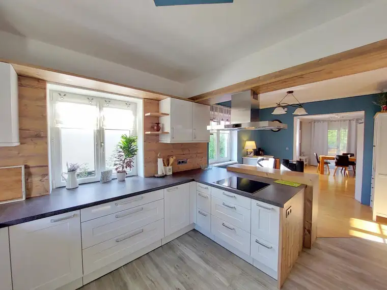 Großzügiges Einfamilienhaus, vollunterkellert in zentraler Lage