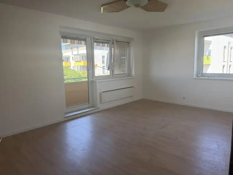 Neu renovierte 3-Zimmerwohnung mit Loggia, Gemeinschaftsgarten, Stellplatz mit Carport und riesigem Kellerabteil
