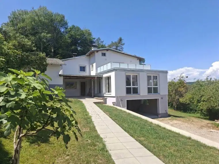 Großzügiges Einfamilienhaus in traumhafter Aussichtslage mit Wald und großem Baugrund in Eichgraben