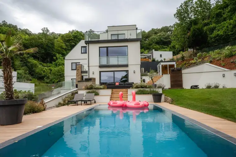 Elevated Living - Moderne VILLA MIT SALZWASSERPOOL, AUFZUG &amp; HERRLICHEM AUSBLICK