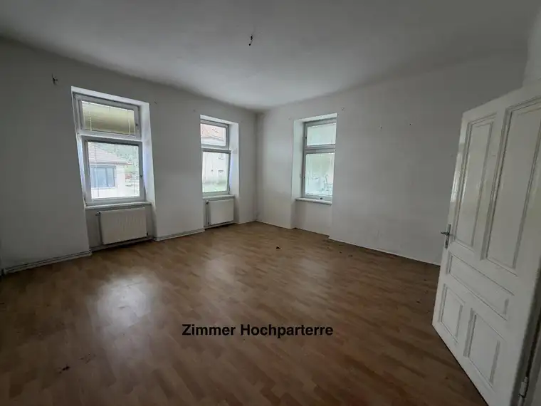 Paket bestehend aus 2 Wohnungen + Souterrainräumlichkeiten + Nebenräume (ca. 177m² Nutzfläche) und 141m² Eigengarten - sanierungsbedürftig