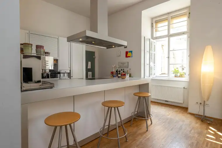 RECHTE ALTSTADT - BRUDERHOF | 130 m² Altbaucharme mit 3,6 m Raumhöhe