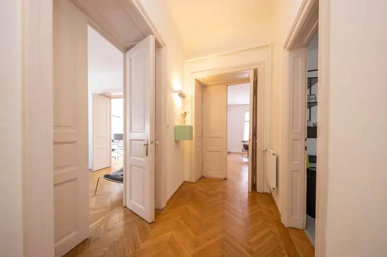 ELISABETH-VORSTADT | 175 m² Altbauwohnung. 2 Balkone. Gründerzeithaus. Die Türen sind noch die alten.