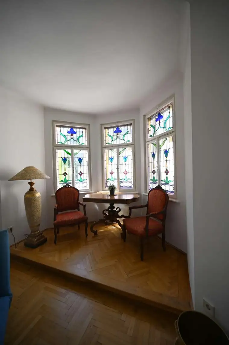 RIEDENBURG | möblierte 3 Zimme Altbauwohnung mit Balkon und Garage in wunderschönem Altbau