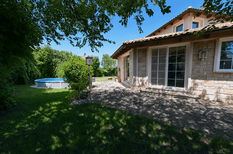 PALTING | Mediterraner Wohntraum mit Pool - außergewöhnlicher Bungalow in sonniger Grünlage