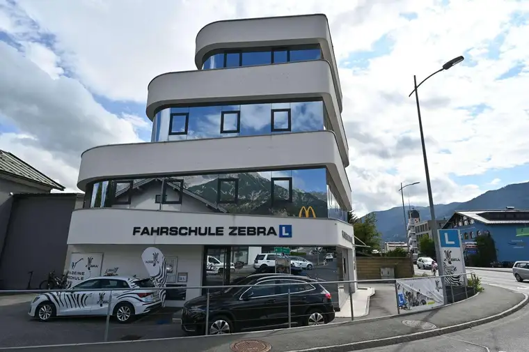 SAALFELDEN | Büro- / Praxisfläche mit markanter Architektur und fexibel teilbaren 264 m² Nutzfläche