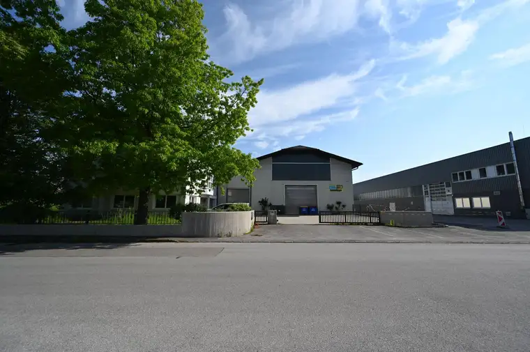MAYRWIES | MULTIFUNKTIONALE GEWERBEHALLE mit Büro und Betriebswohnung in bester Stadtrandlage