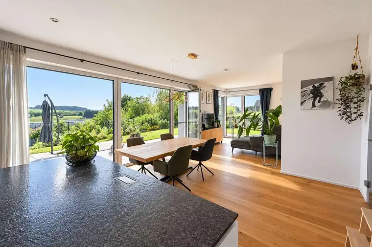 STRASSWALCHEN - HAINBERG | Traumwohnung mit 3 Zimmern, Garten, Terrasse &amp; herrlichem Grünblick