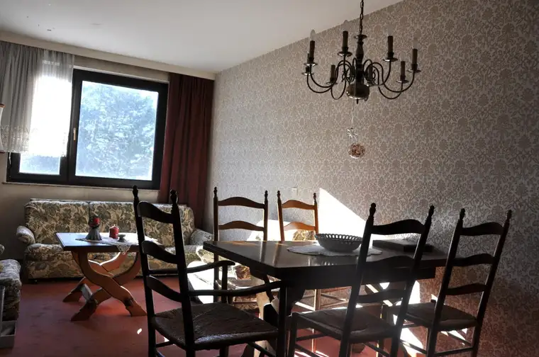 Sonnige Stadtwohnung mit zwei Balkonen und Bergpanorama