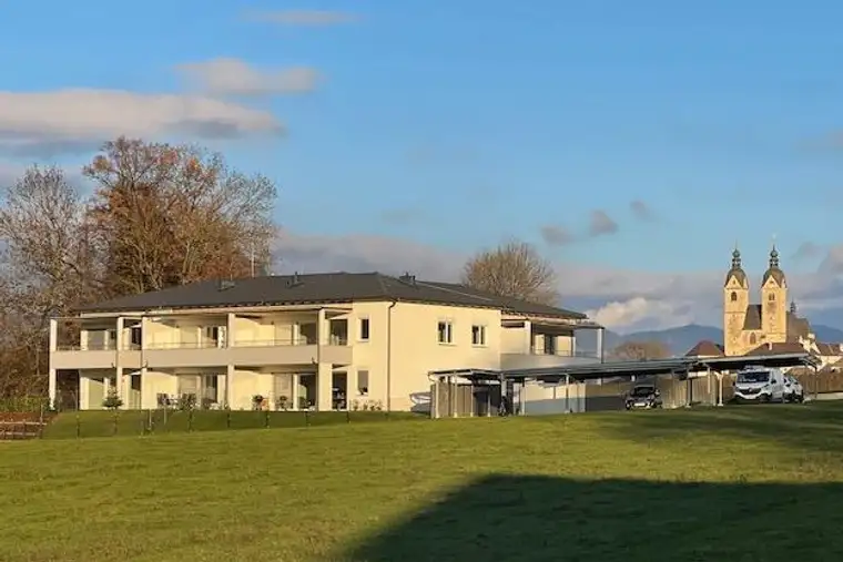 Sonnige GARTENWOHNUNG, Baujahr 2023, mit WESTTERRASSE, WEST- und OSTGARTEN – TOP Bauausführung – CARPORT!