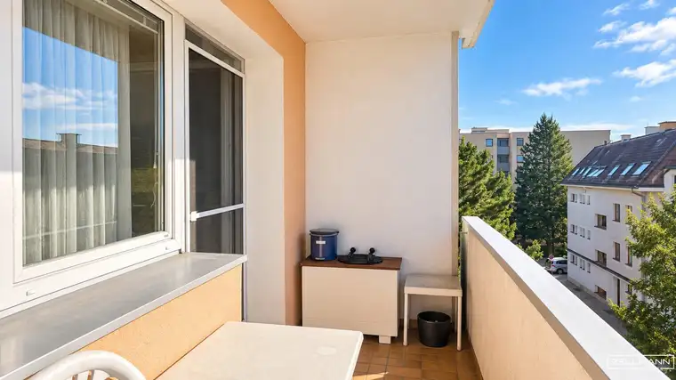 ZWEI ZIMMER, VIEL RAUMGEFÜHL – UND DER WIENERWALD VOR DER LOGGIA | ZELLMANN IMMOBILIEN