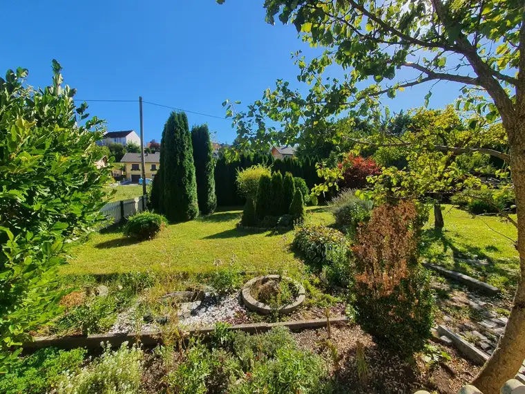 Großzügige Haushälfte mit Garten, Balkonen, Garage und Carports nahe St. Pölten