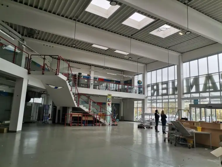 Modernes Gewerbezentrum mit 2500m² Fläche und 122 Stellplätzen in zentraler Lage zu vermieten - nur 6,00€/m²! Teilbar!