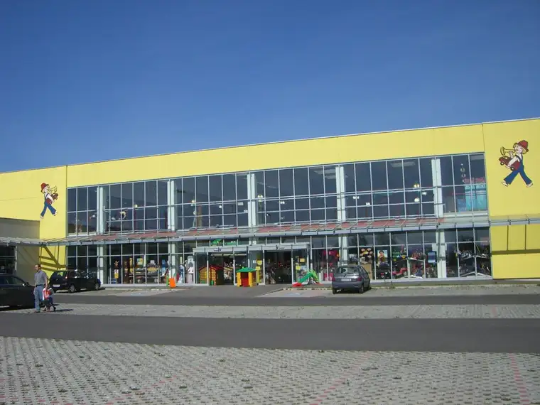 Gewerbegrundstück in Eisenstadt 8808m² mit bestehender Halle 3053m², Flächenreserve, 122 Stellplätze in zentraler Lage
