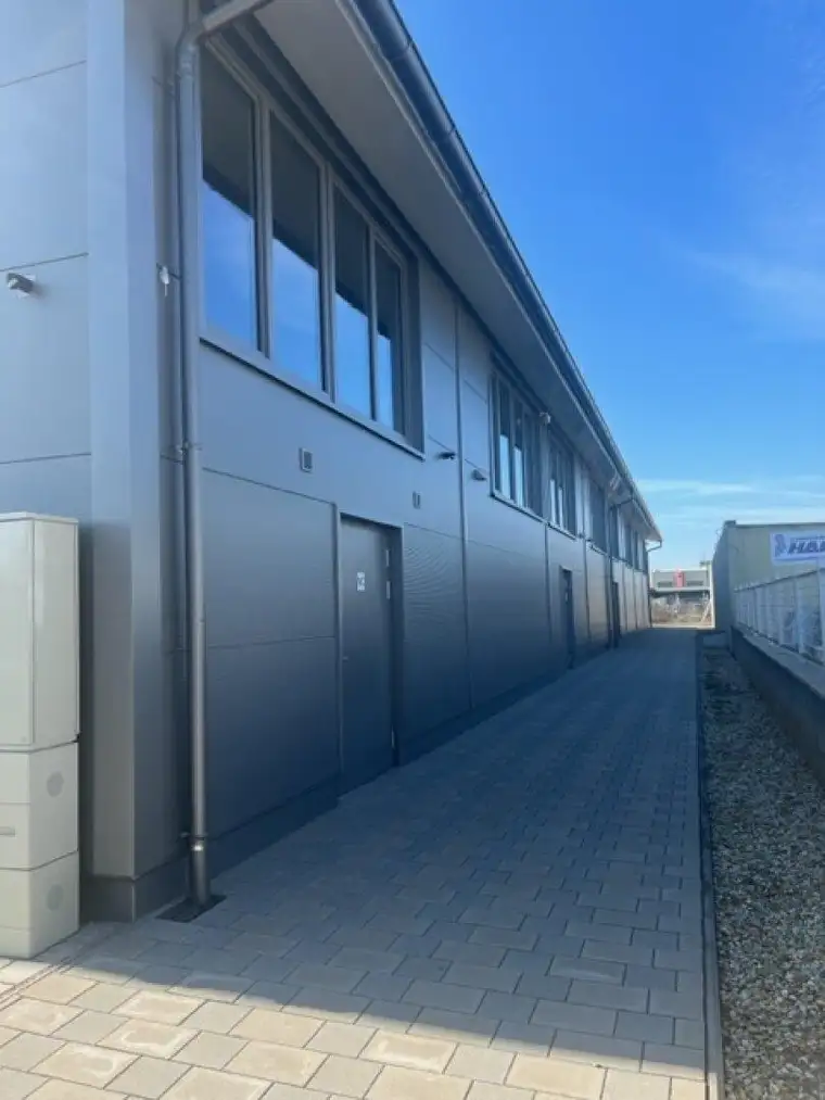 Neuwertiges Hochregallager in Strasshof: 224m² für 10€/m² – Top Lage, 2 Stellplätze!