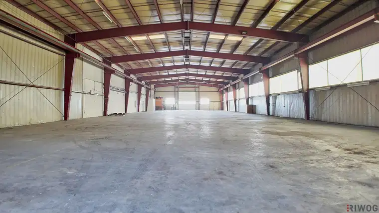 900m² Produktionshalle mit optionalen Freiflächen und Büros