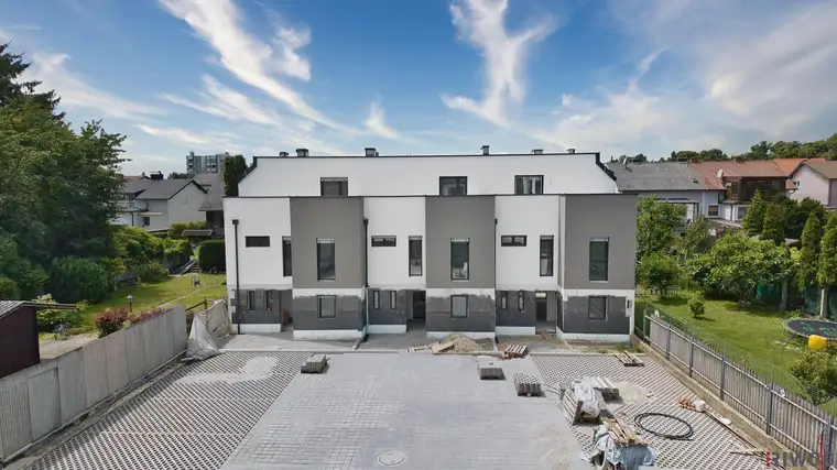 Neubau in Ruhelage! Schlüsselfertiges Reihenhaus mit 113m² Wohnnutzfläche, 5 Zimmern und Eigengarten! Heizen mittels Luftwärmepumpe!