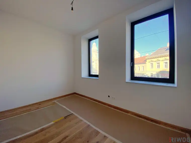 Revitalisierte 2-Zimmer Altbauwohnung mit extra Küchenbereich und großzügiger Verglasung | Fernwärme