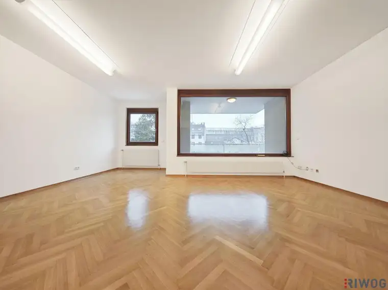 117m² Büro mit 4 - 5 Zimmern und Balkon | barrierefrei | alle Räume zentral begehbar