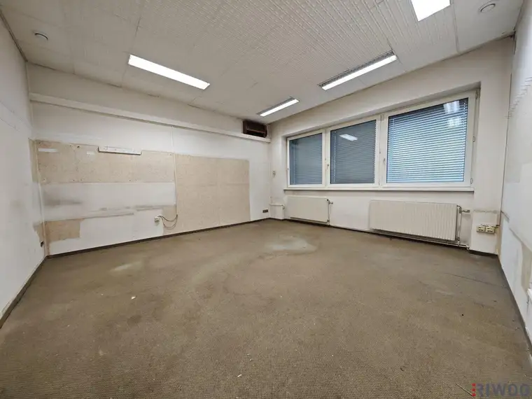 Sanierungsbedürftige EG-Fläche mit ca. 552m² | für Lager, Baubüro o.ä. | Parkplätze vis à vis mietbar