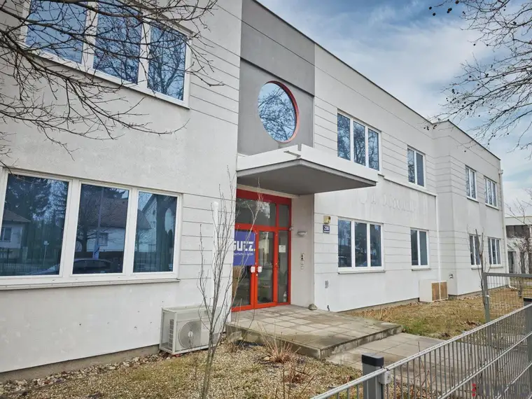 Eigener Straßenzugang | Helles Büro mit ca. 422m² inkl. ca. 44m² Lagerraum | Industriegebiet Inzersdorf und Autobahnnähe