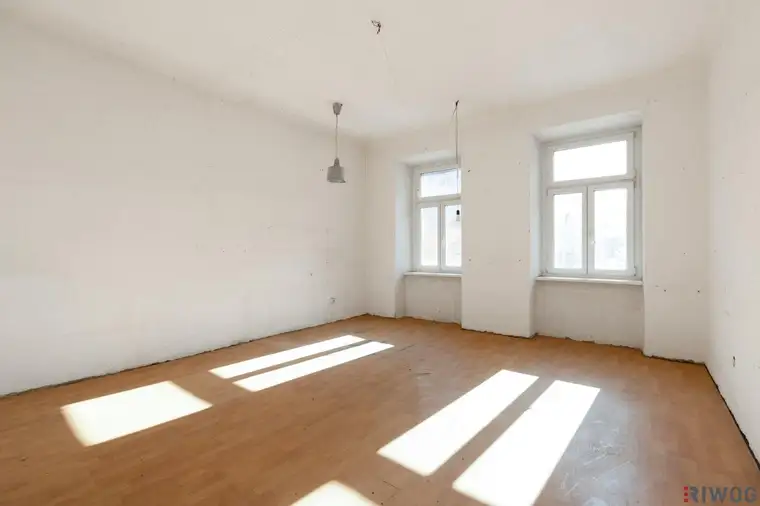Sanierungsbedürftige Altbauwohnung mit baubewilligtem Balkon | Nähe Matzleinsdorfer Platz (S-Bahn-Station und künftig U2-Station)