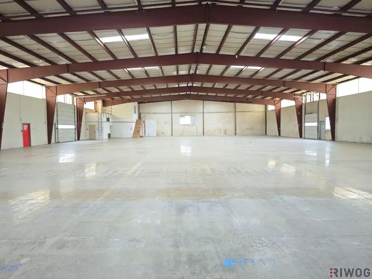 1.800m² Halle mit Rampen und ebenerdiger Einfahrt | 250m² Büro | ca. 4.000m² Grund
