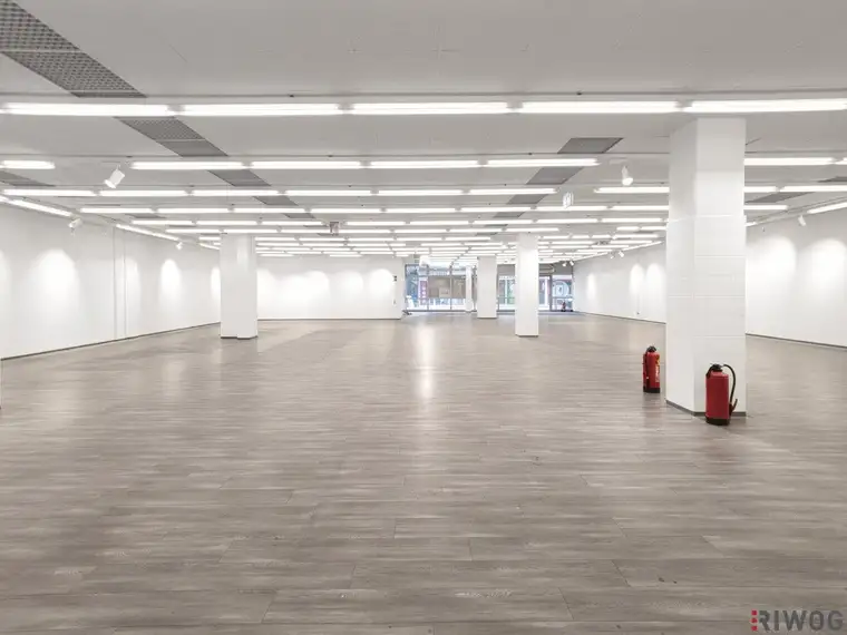 Geschäftslokal mit ca. 605m² in Einkaufspassage! Zentrumslage &amp; gratis Kundenparkplätze!