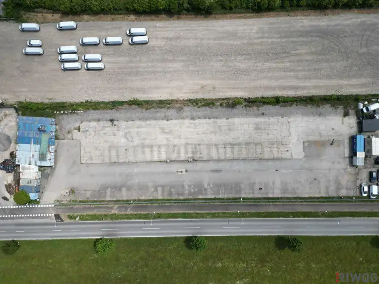 Asphaltierte Freifläche mit ca. 3.700m² | Autobahnanbindung | eingezäunt | Kanal, Strom &amp; Wasser vorhanden