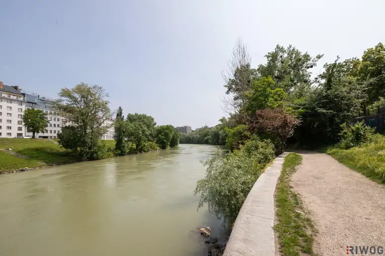 NÄHE DONAUKANAL &amp; ROCHUSMARKT | Sanierungsbedürftige 2-Zimmer-Wohnung mit Innenhof-Loggia | Separate Küche | 5. Liftstock
