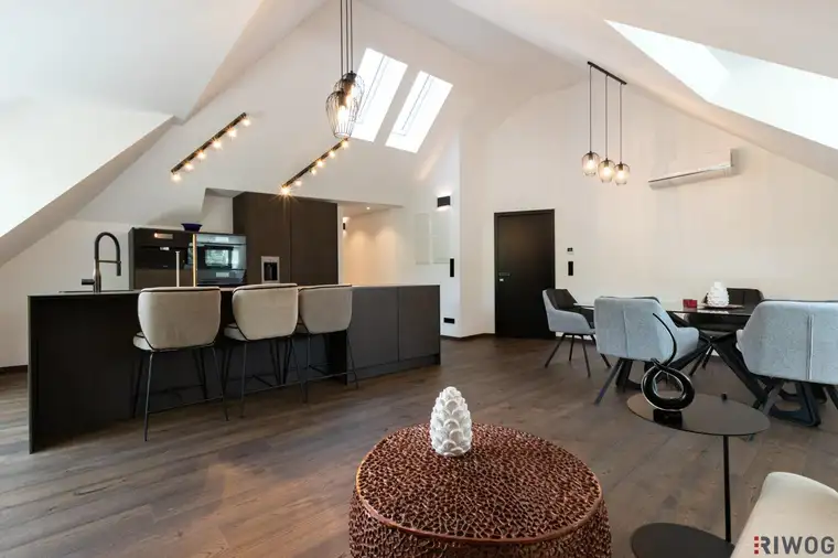 Luxus-Dachgeschoss 133,81 m² mit Terrasse, Designer-Inselküche &amp; Spa-Bad – Weinbergblick + Poolnutzung - Voll möbliert