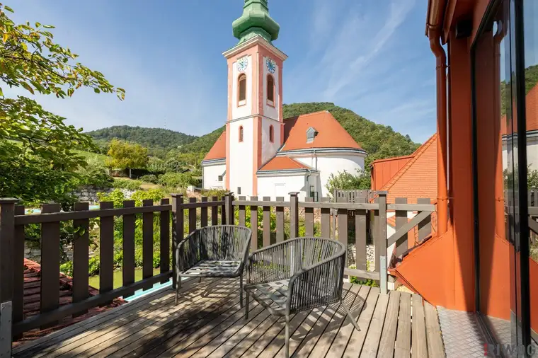 Luxus-Dachgeschoss 186,02 m² mit Terrasse, Designer-Inselküche &amp; Spa-Bad – Weinbergblick + Poolnutzung - Voll möbliert