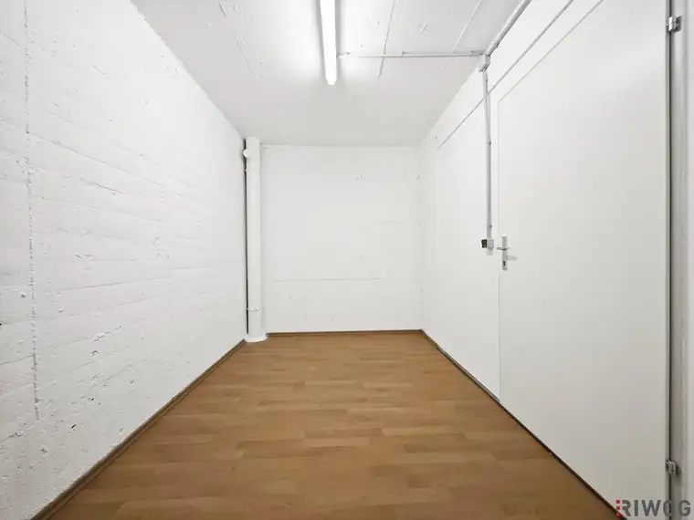 Trockenes 10m² Lager | Lastenaufzug &amp; Ladezone