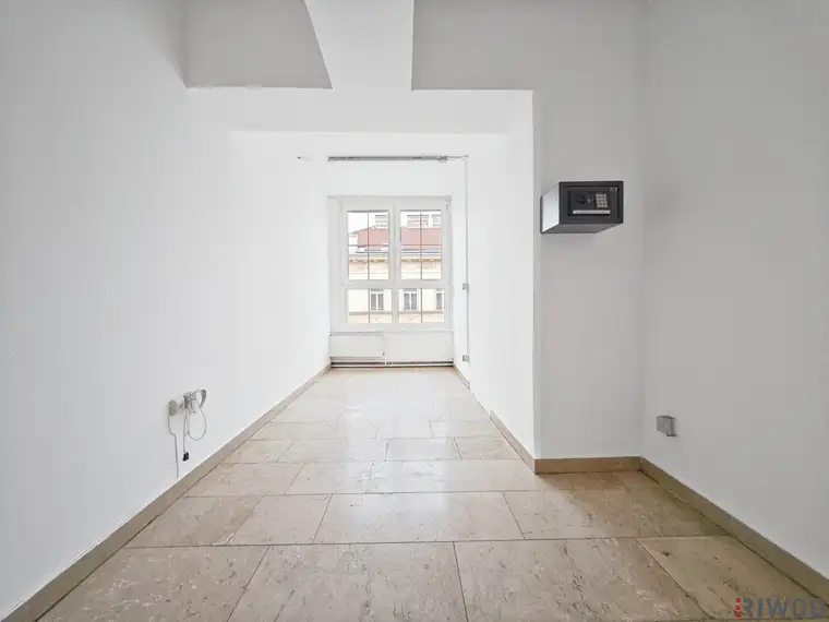 Heller Büro-/Lagerraum mit ca. 11m² | U-Bahnnähe und Lastenaufzug vorhanden