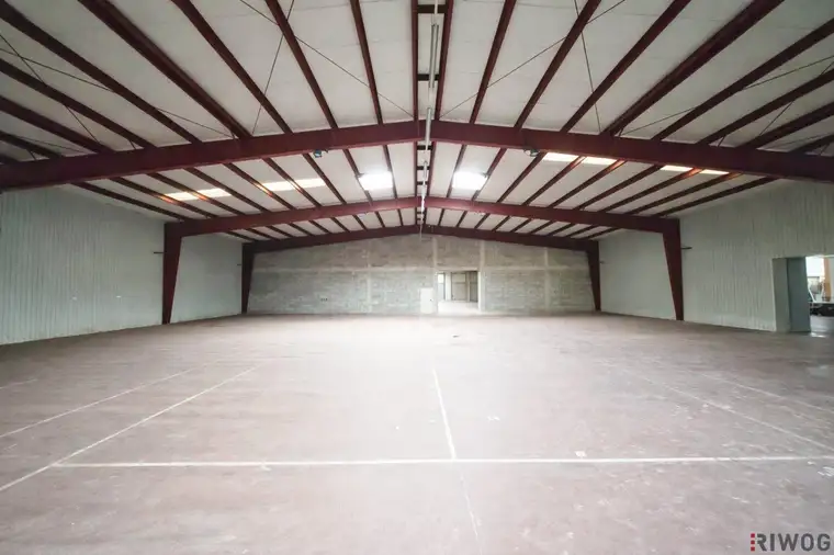 1.100m² isolierte Lagerhalle mit 250m² Büro | Rampen &amp; ebenerdige Einfahrt möglich | optional bis zu ca. 2.000m² Lager möglich