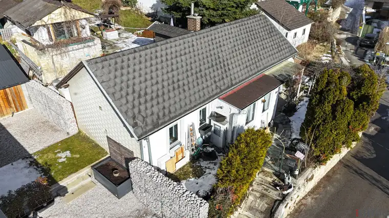 ENTZÜCKENDES KLEINFAMILIENHAUS MIT WEINKELLER / SCHÖNER GARTEN MIT TERRASSE, GRILLHÜTTE UND SCHUPFEN / VIEL POTENZIAL / RUHIGE SIEDLUNGSLAGE