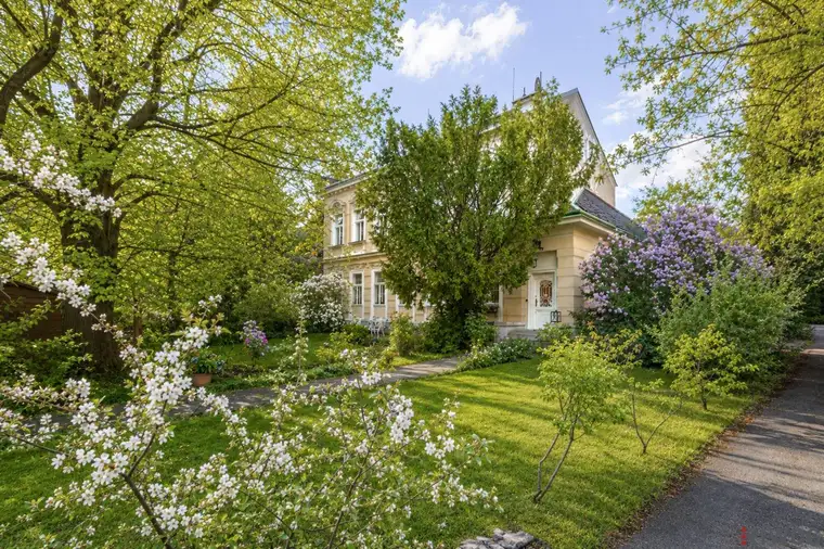 ELEGANTES HAUS in BESTLAGE, sehr großes Grundstück, 1130 Wien