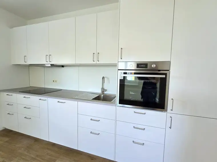 * * * GROSSZÜGIGE ETAGENWOHNUNG - FRISCH SANIERT... mit 22 m² TERRASSE... MODERNE KÜCHE * * * 