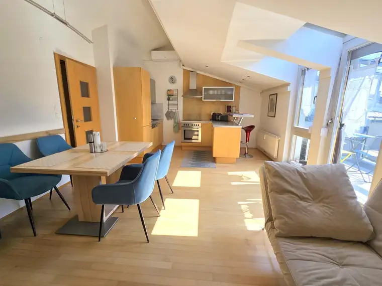 * * * WOHNEN IM LETZTEN STOCKWERK OHNE DIREKTE NACHBARN DARÜBER UND NEBENAN... HÜBSCHER GRÜNBLICK-BALKON... CARPORT * * * 