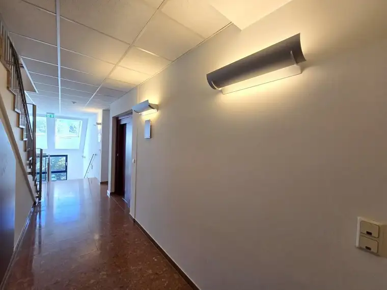 * * * PERFEKT für PRAXIS oder BÜRO... TOP-ANBINDUNG... HOHE WERBEWIRKSAMKEIT... PARKPLÄTZE... BARRIEREFREI * * * 