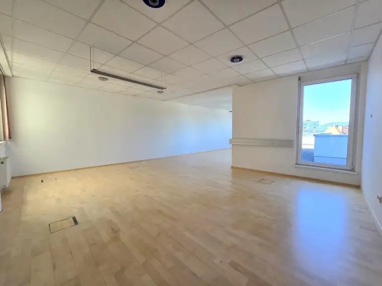 * * * PERFEKT für PRAXIS oder BÜRO... TOP-ANBINDUNG... HOHE WERBEWIRKSAMKEIT... PARKPLÄTZE... BARRIEREFREI * * * 