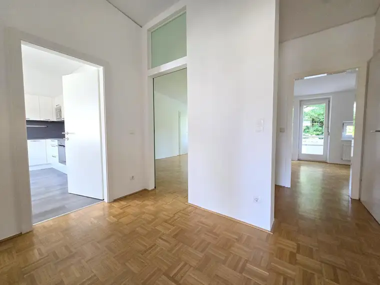 * * * 6 Radmin. zur TU-INFFELD... 10 Radmin. zum KAISER-JOSEF-PLATZ/OPERNHAUS... TERRASSE + BALKON... GANZTAGSSONNE... TIEFGARAGE * * * 