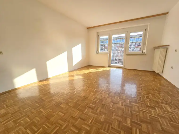 * * * IDEALE 3er-WG... 4 RADMINUTEN zur TU-INFFELDGASSE... 2 LOGGIEN... LIFT... FERNWÄRME... * * * 