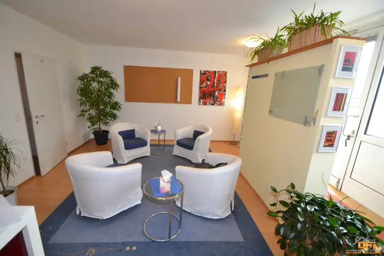 SCHMELZ: Gut geschnittenes Kleinbüro in sonniger Lage