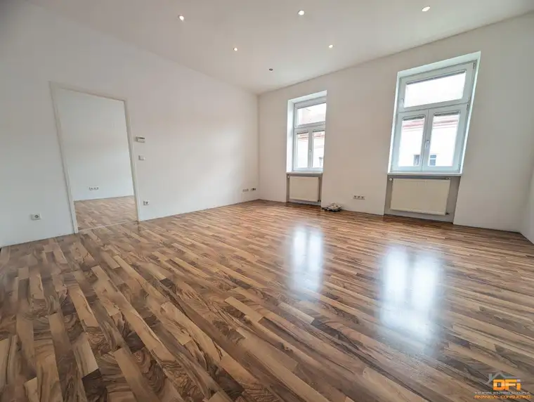 ALTBAUJUWEL: Großzügig geschnittene 2-Zimmer Wohnung mit Balkon und Klimaanlage in ruhiger Wohnlage