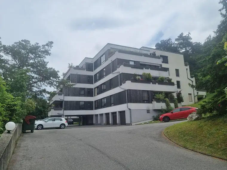 Großzügige Eigentumswohnung mit Terrasse, Parkplatz, und Gemeinschafts - Wellness Bereich mit Pool