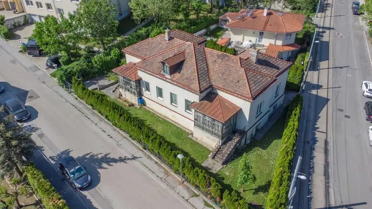 Sanierungsbedürftige Wienerwald-Villa mit 2 Wohnungen - Grenze zu Rodaun