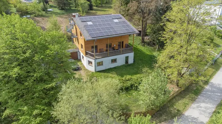 Holzblockhaus als Büro oder Praxis – hochwertige Ausstattung und nachhaltiges Raumkonzept